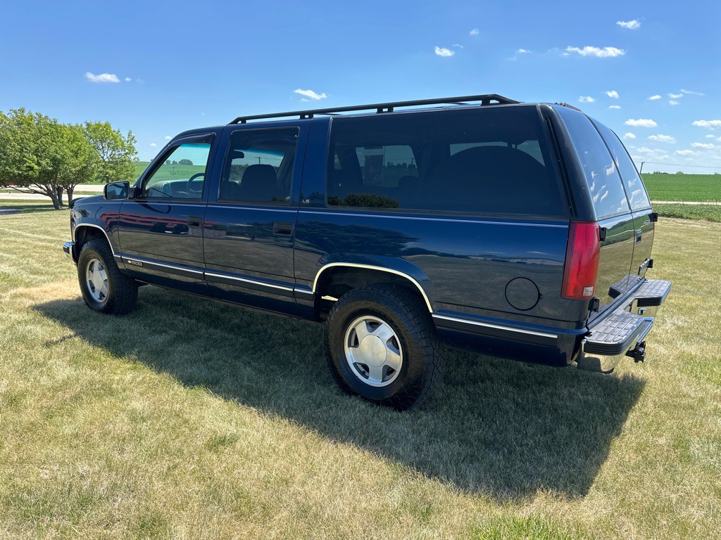 1998 Chevrolet Suburban Image 3