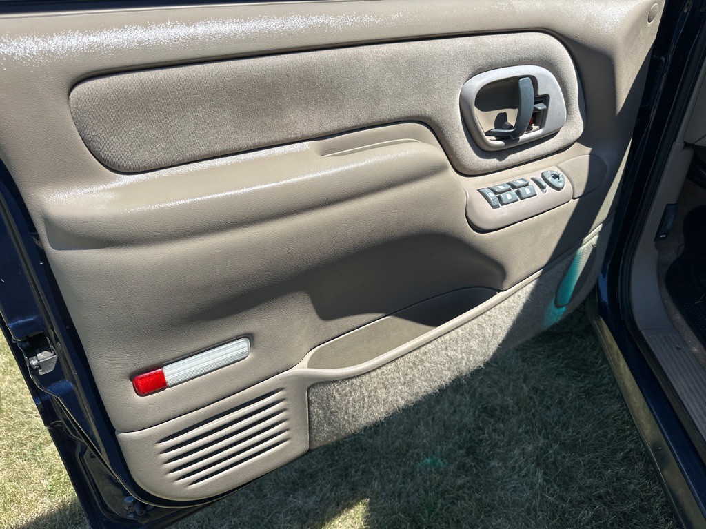 1998 Chevrolet Suburban Image 4
