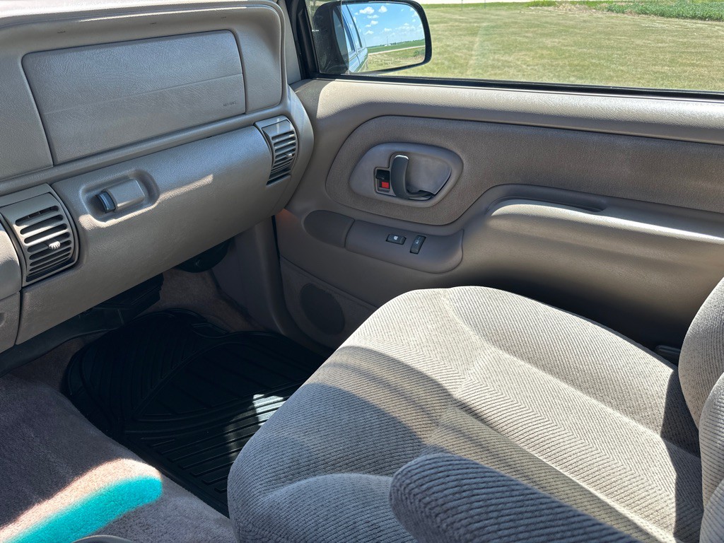 1998 Chevrolet Suburban Image 10