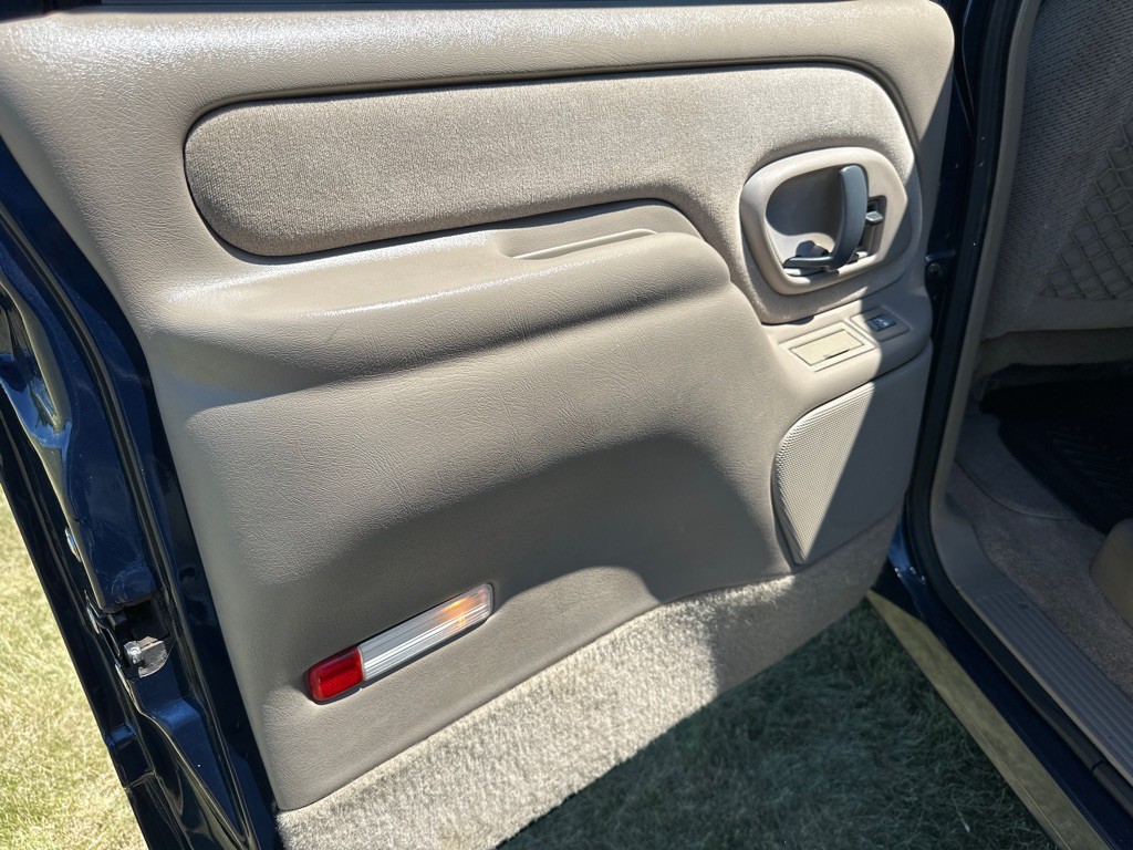 1998 Chevrolet Suburban Image 11