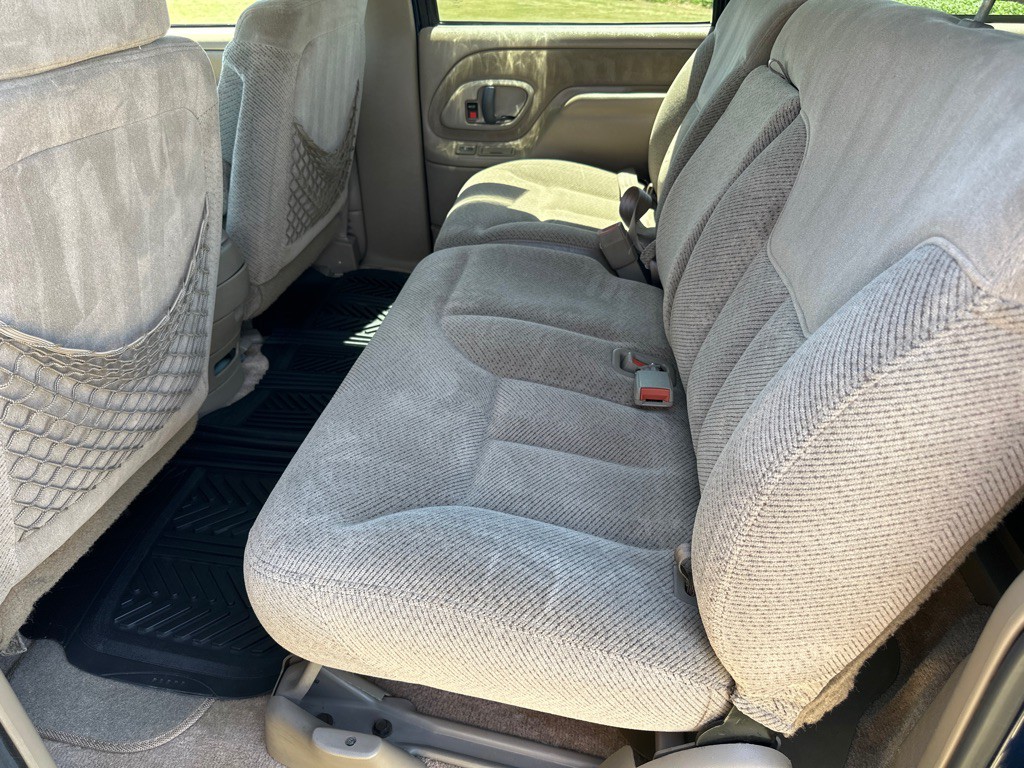 1998 Chevrolet Suburban Image 12