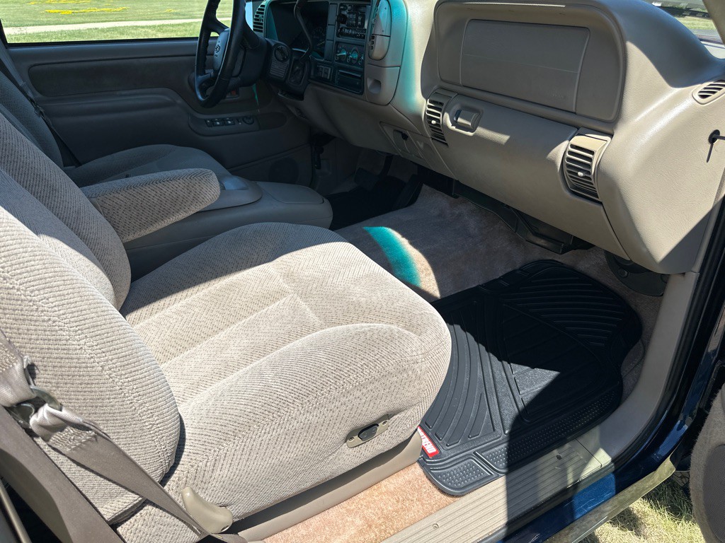 1998 Chevrolet Suburban Image 23