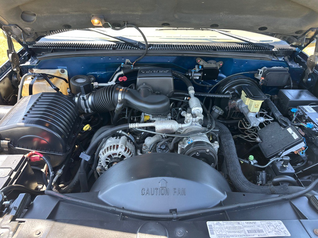 1998 Chevrolet Suburban Image 25