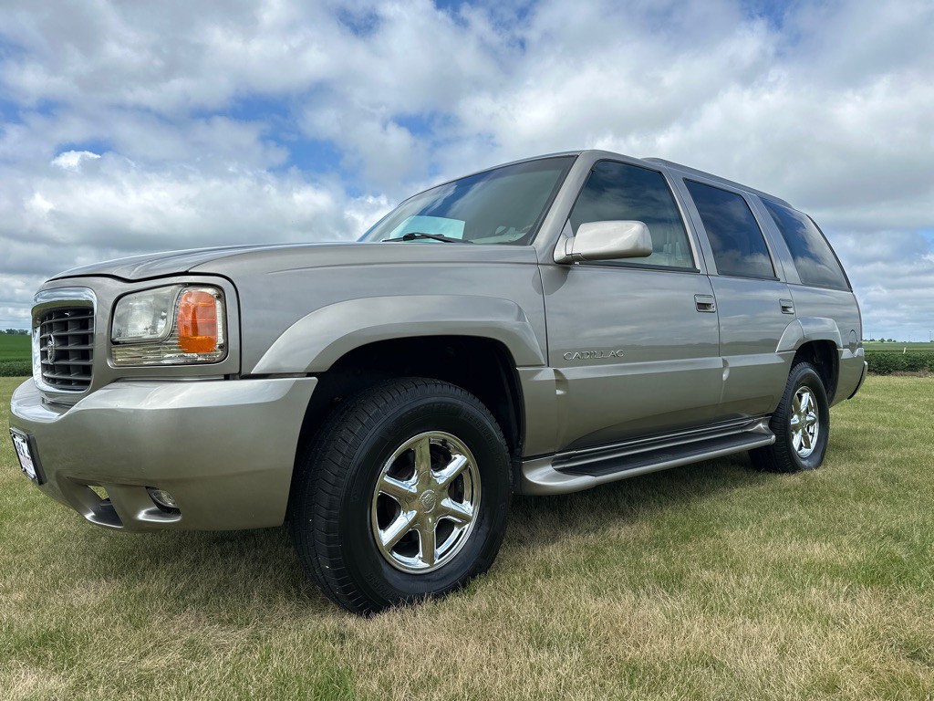 2000 Cadillac Escalade Image 3