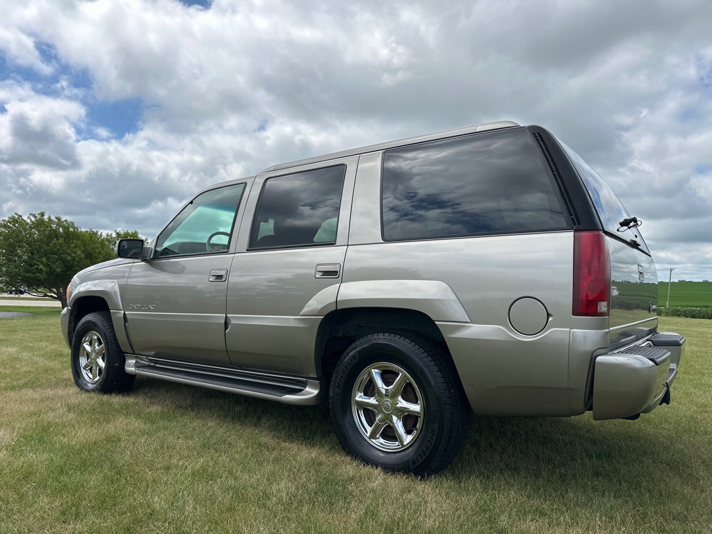 2000 Cadillac Escalade Image 4