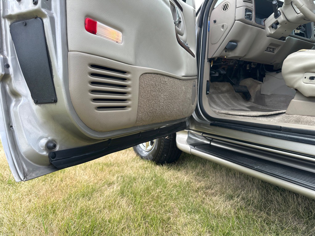 2000 Cadillac Escalade Image 5