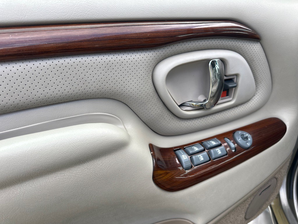 2000 Cadillac Escalade Image 6
