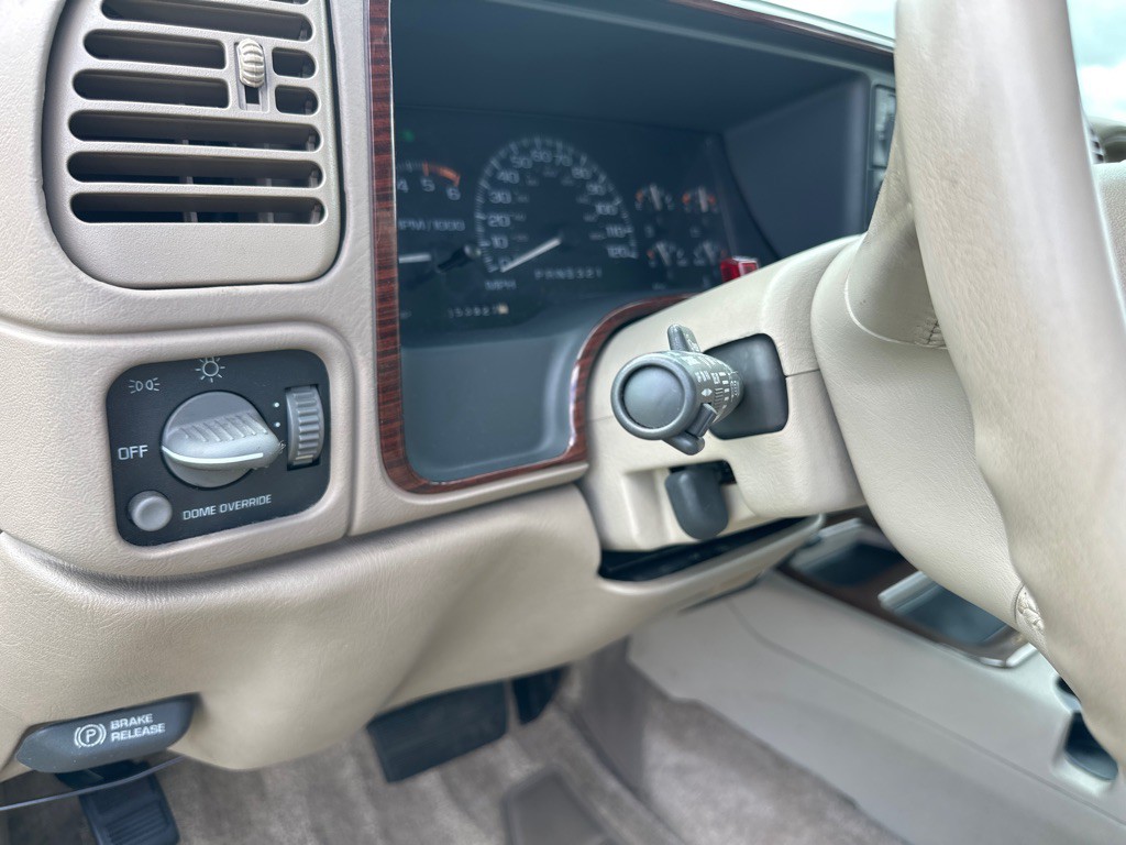 2000 Cadillac Escalade Image 7