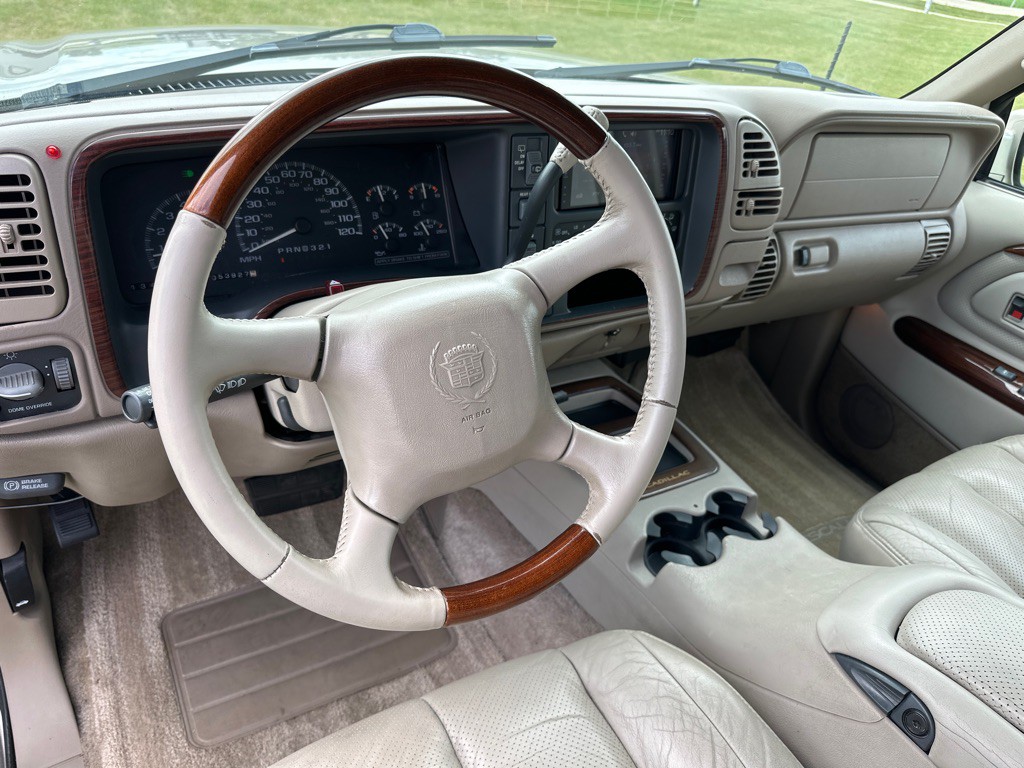 2000 Cadillac Escalade Image 8