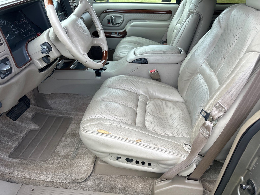 2000 Cadillac Escalade Image 9