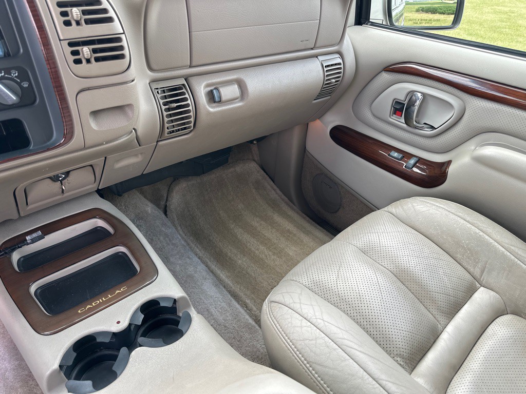 2000 Cadillac Escalade Image 11
