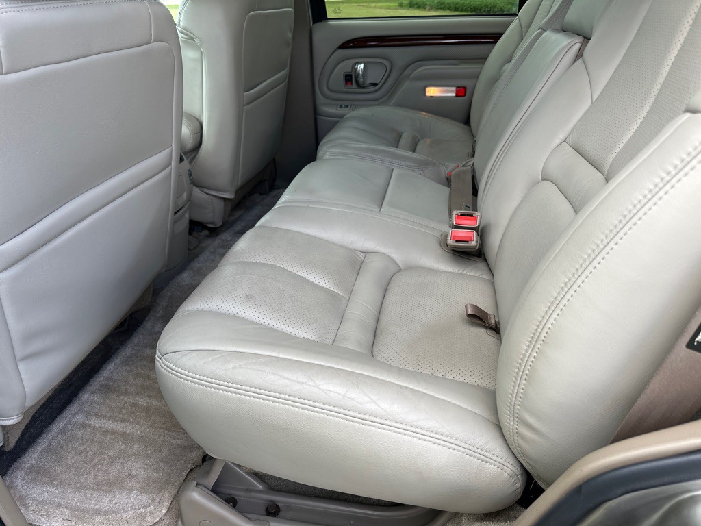 2000 Cadillac Escalade Image 14