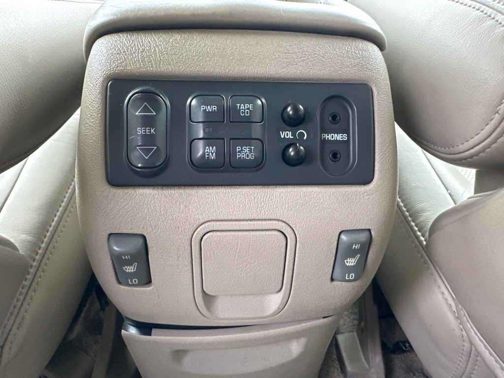 2000 Cadillac Escalade Image 16