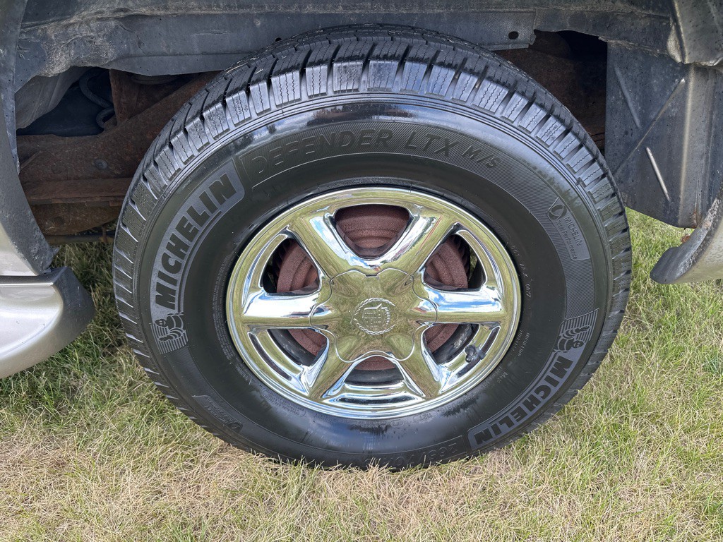 2000 Cadillac Escalade Image 18