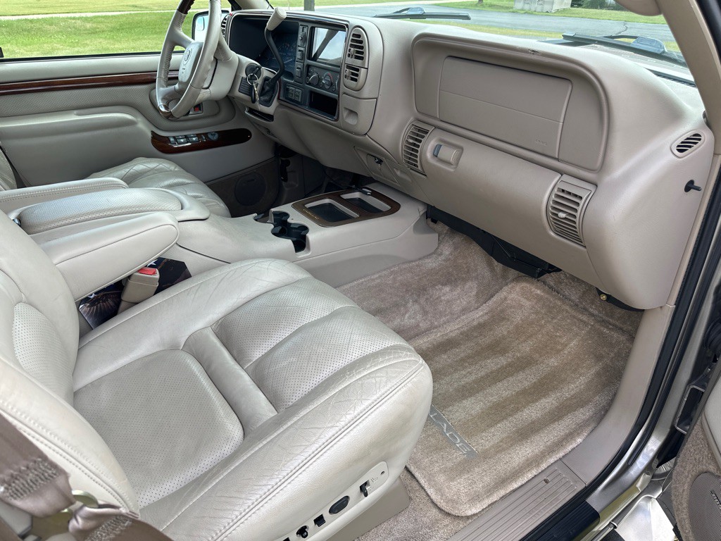 2000 Cadillac Escalade Image 23