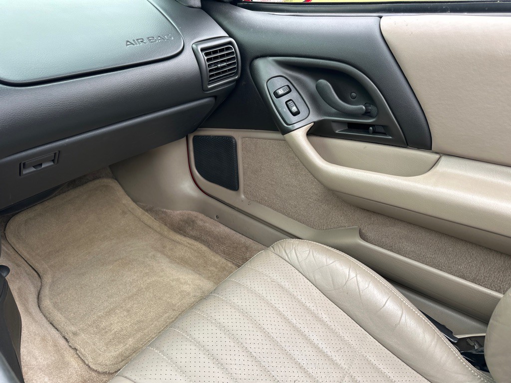 2002 Chevrolet Camaro Image 9