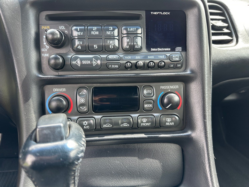 2004 Chevrolet Corvette Image 10