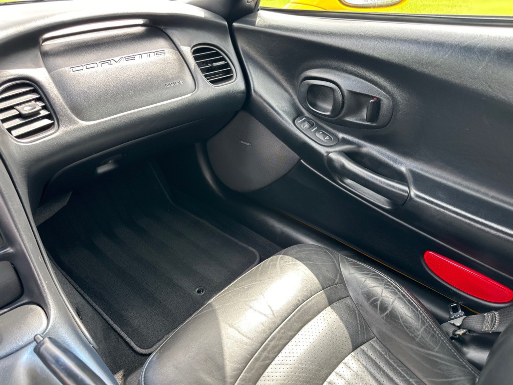 2004 Chevrolet Corvette Image 11