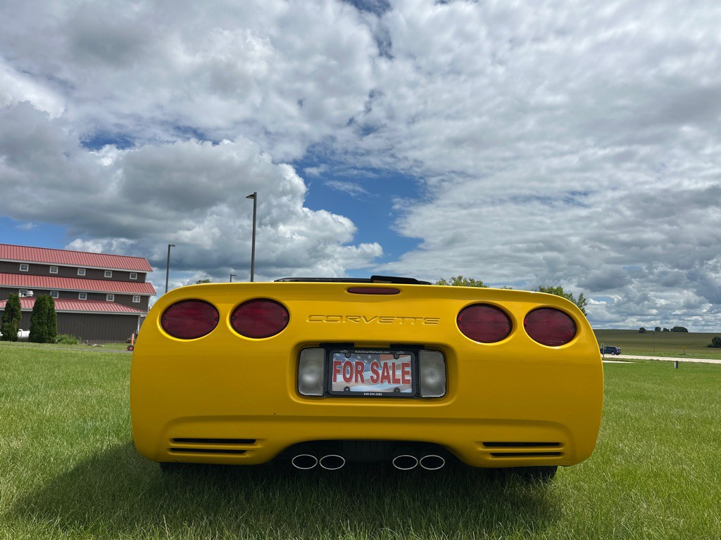 2004 Chevrolet Corvette Image 12