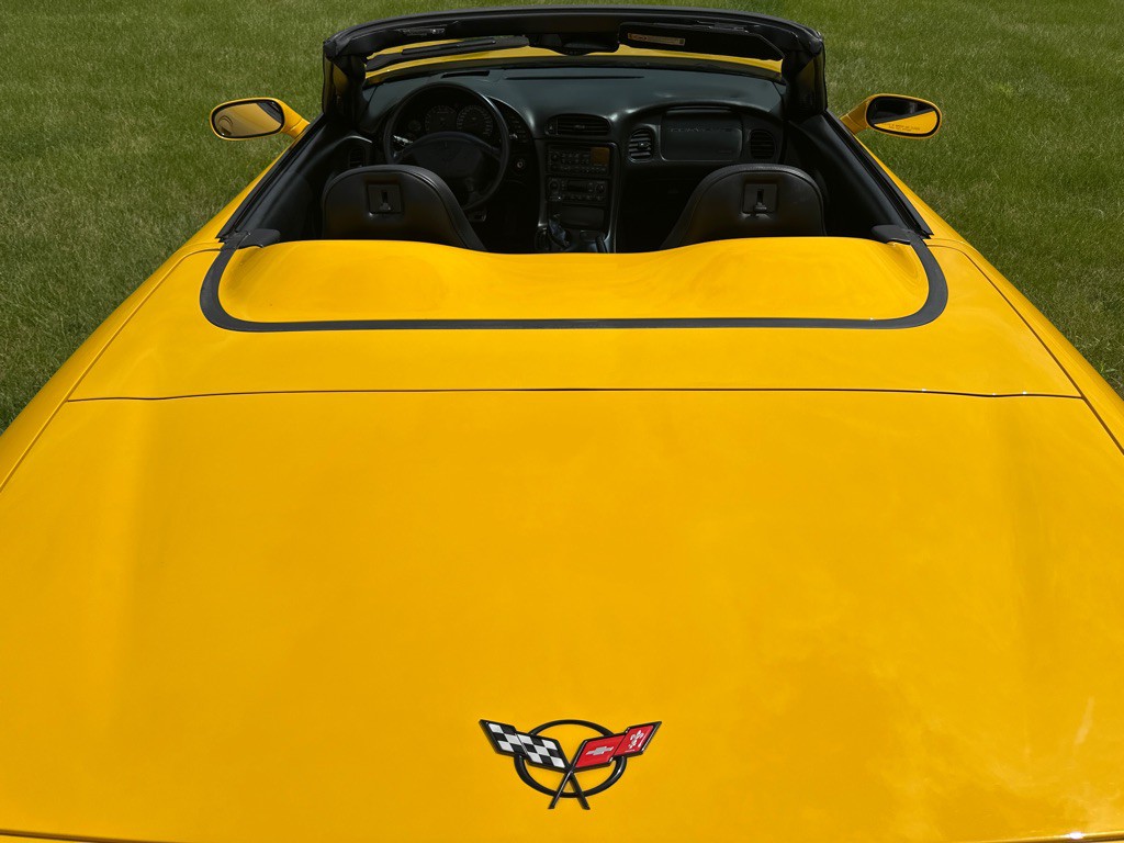 2004 Chevrolet Corvette Image 13