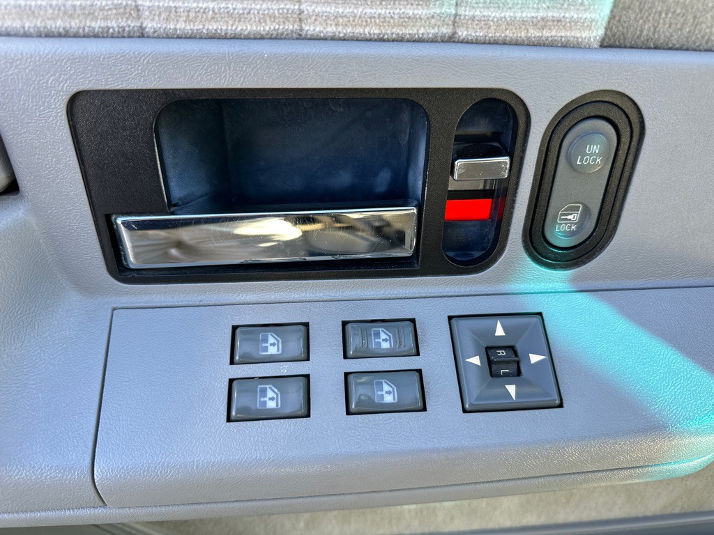 1994 Chevrolet Suburban Image 8