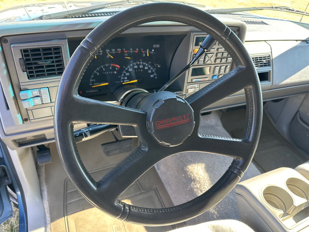 1994 Chevrolet Suburban Image 11