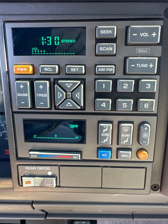 1994 Chevrolet Suburban Image 13