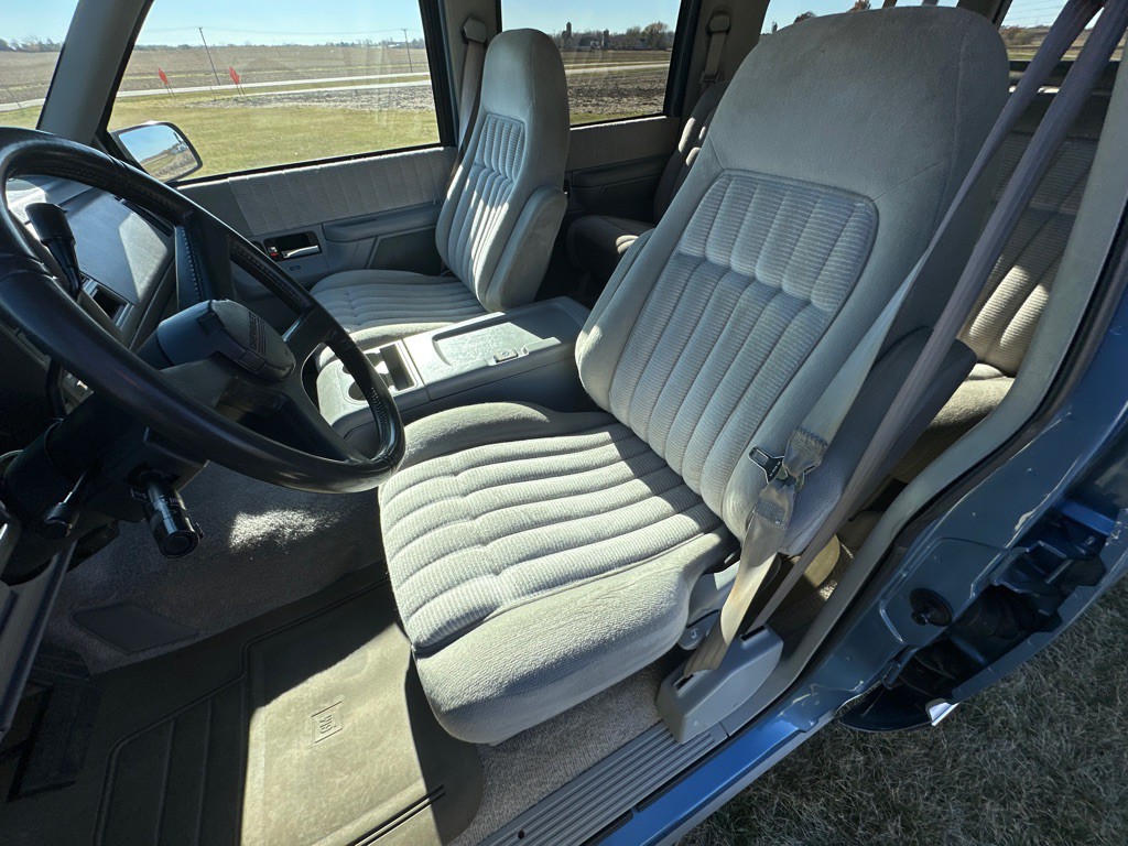 1994 Chevrolet Suburban Image 17