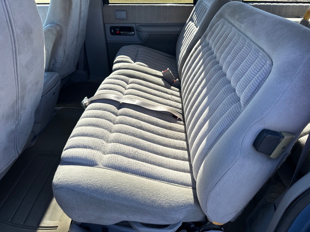 1994 Chevrolet Suburban Image 22