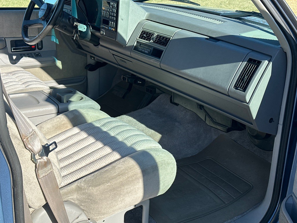 1994 Chevrolet Suburban Image 34