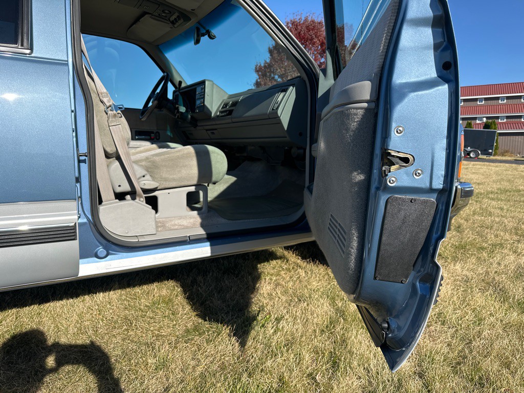 1994 Chevrolet Suburban Image 35