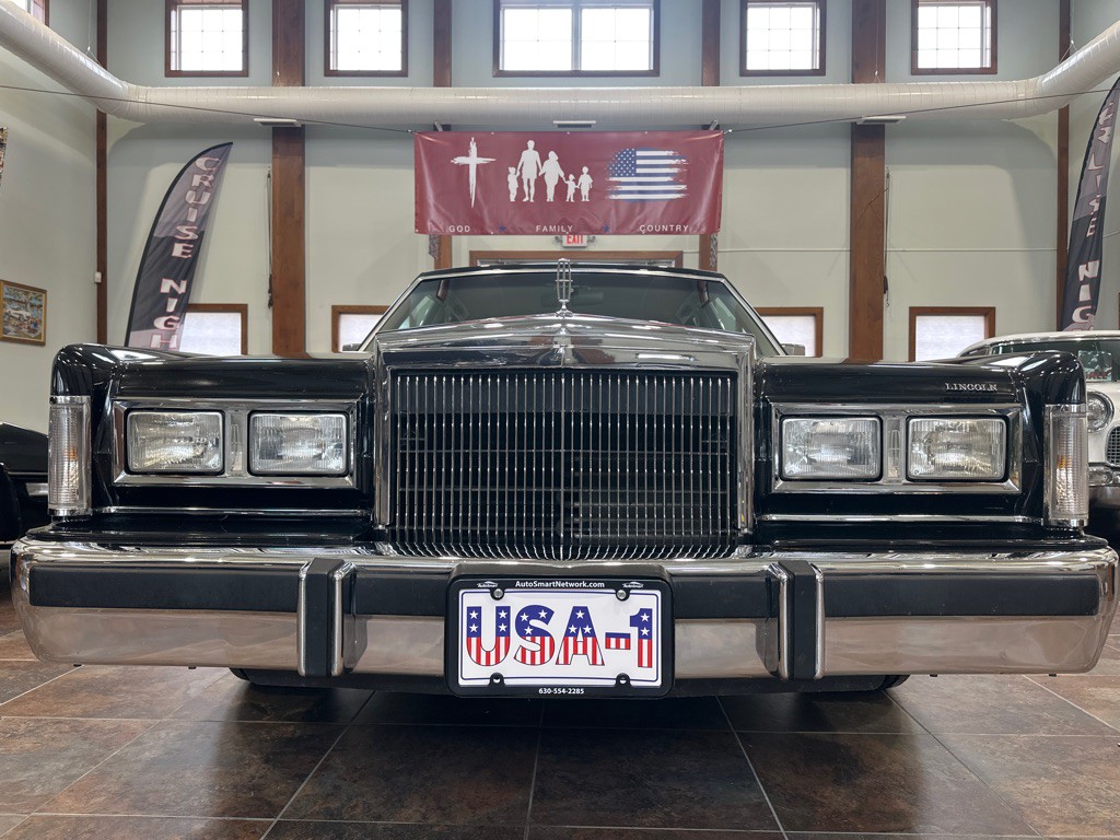 1988 Lincoln Town Car Image 2