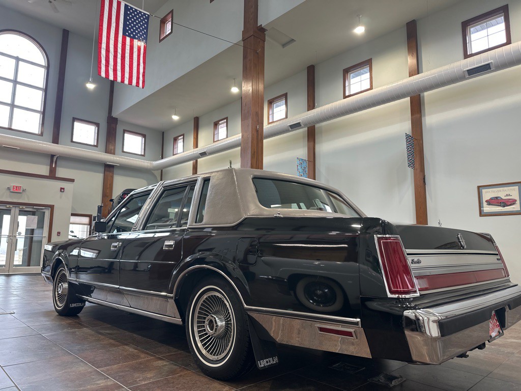 1988 Lincoln Town Car Image 4