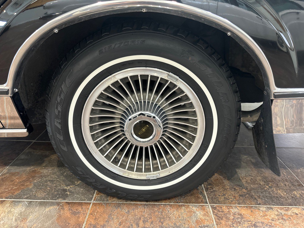 1988 Lincoln Town Car Image 6