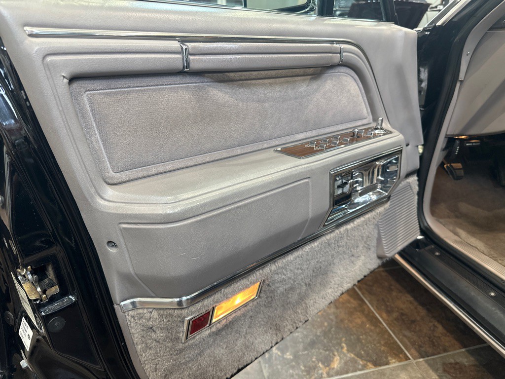 1988 Lincoln Town Car Image 10
