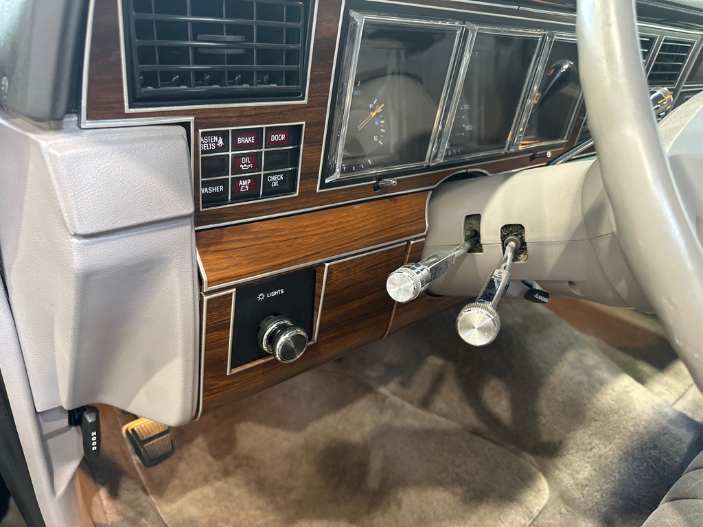 1988 Lincoln Town Car Image 11