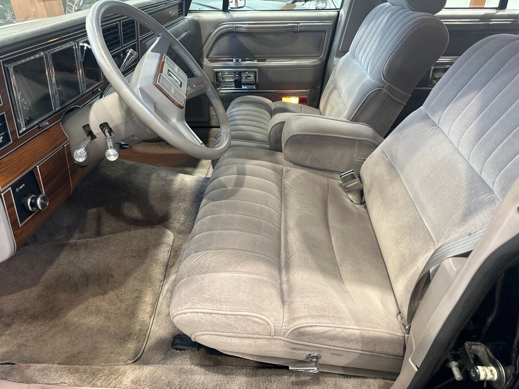 1988 Lincoln Town Car Image 12