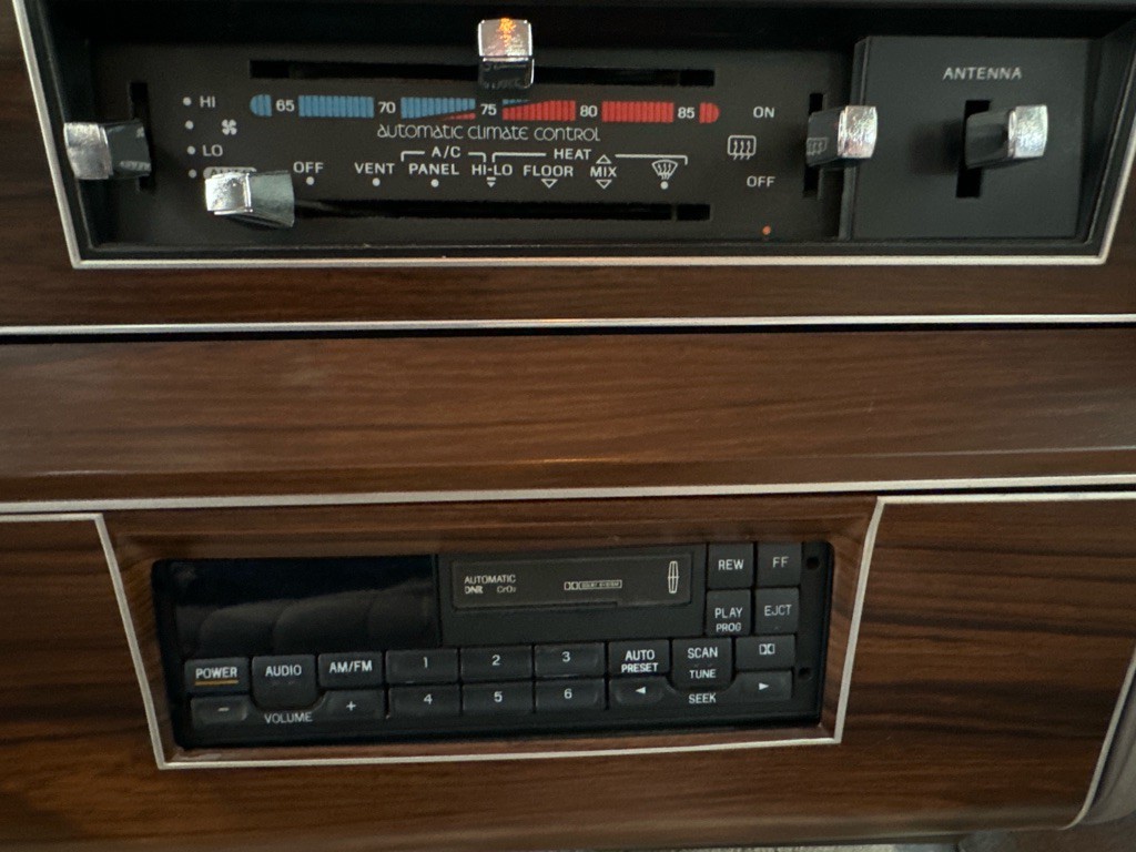 1988 Lincoln Town Car Image 14