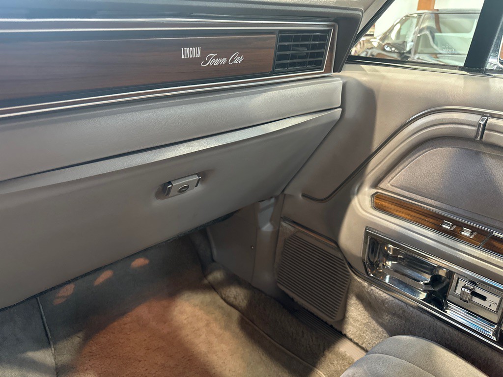 1988 Lincoln Town Car Image 15