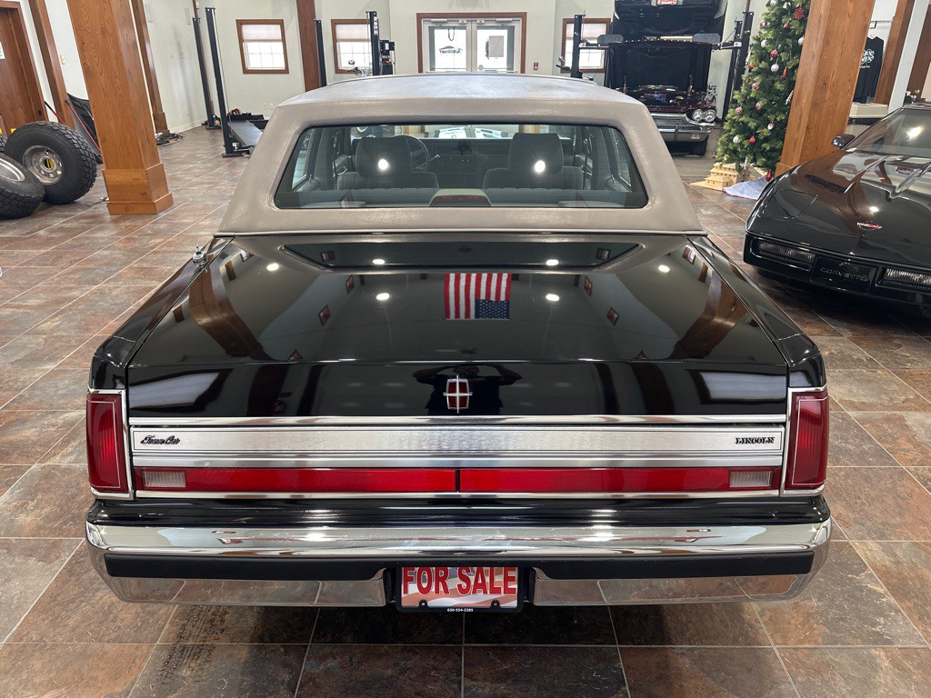 1988 Lincoln Town Car Image 21