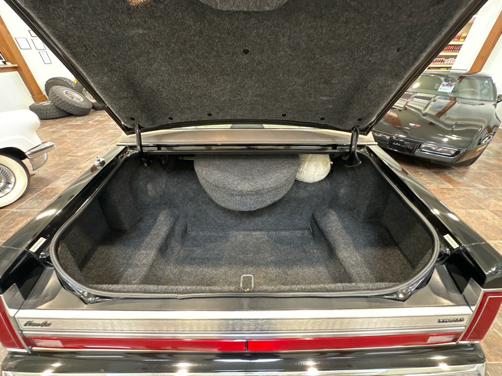1988 Lincoln Town Car Image 23