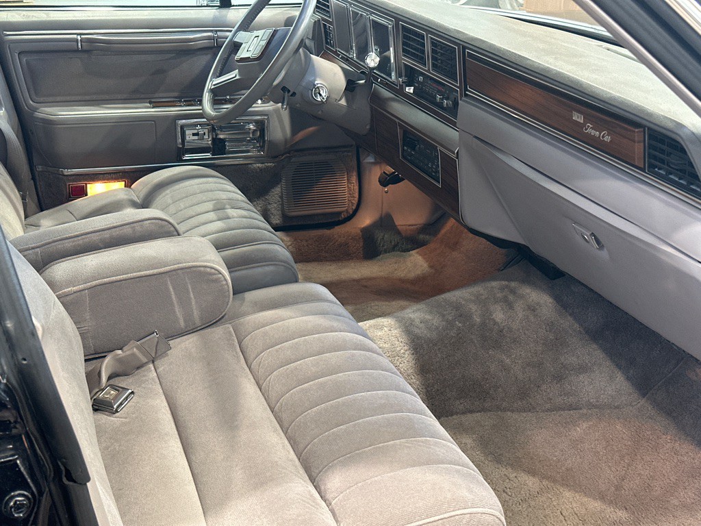 1988 Lincoln Town Car Image 30