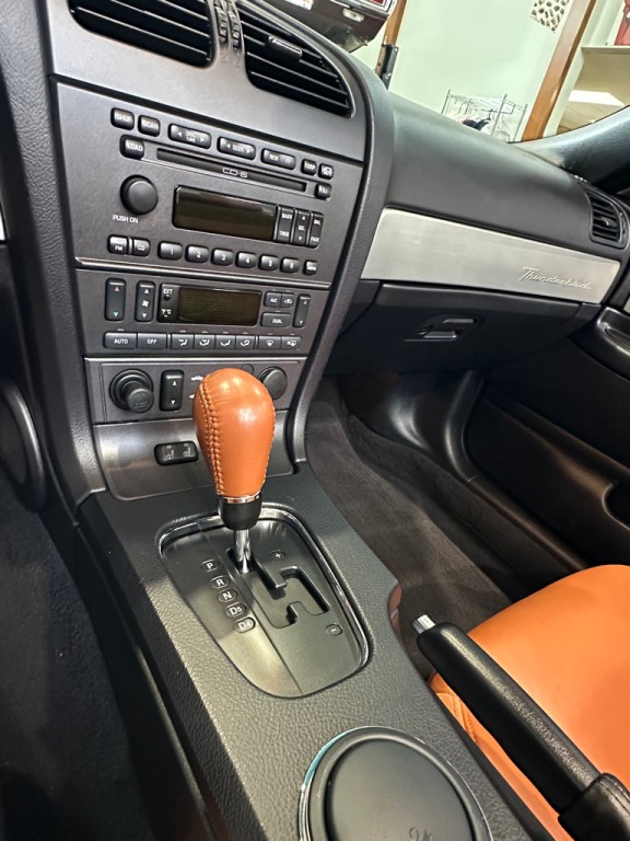 2003 Ford Thunderbird Image 25