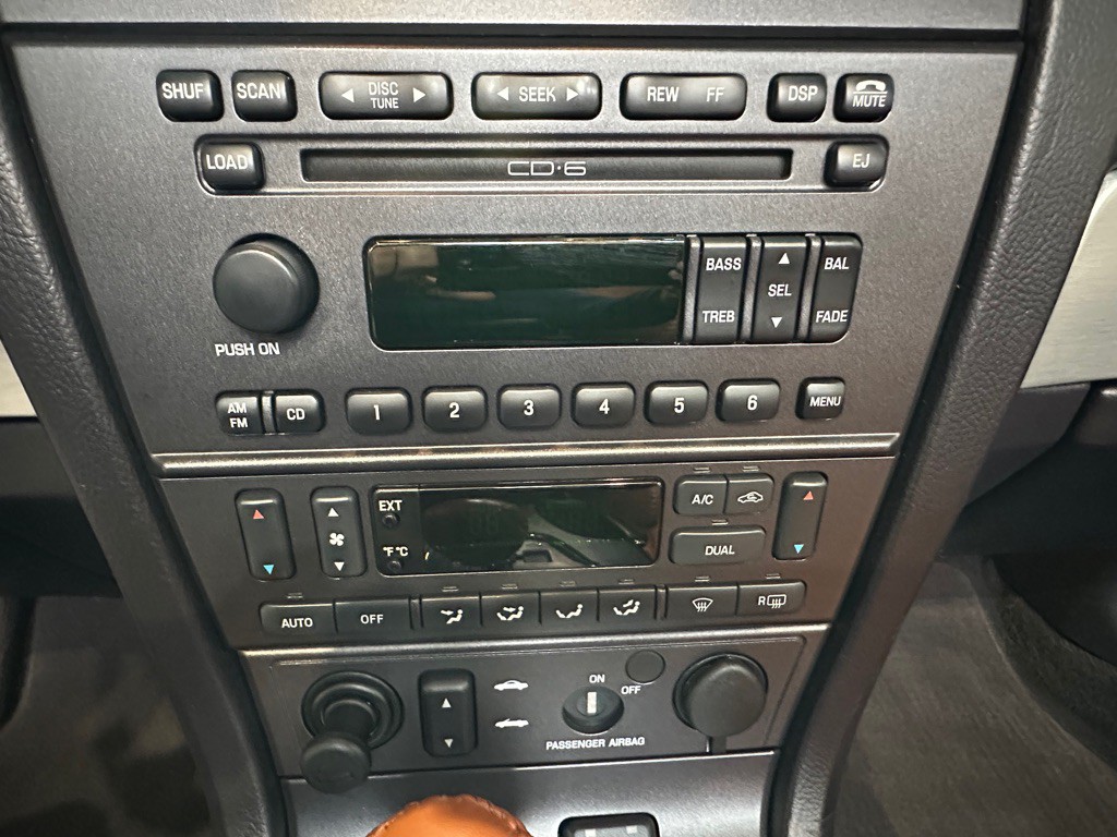 2003 Ford Thunderbird Image 26