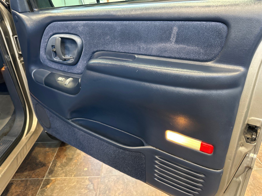1998 GMC Sierra Image 25