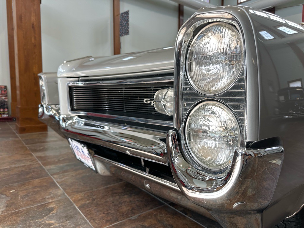 1964 Pontiac Grand Prix Image 4