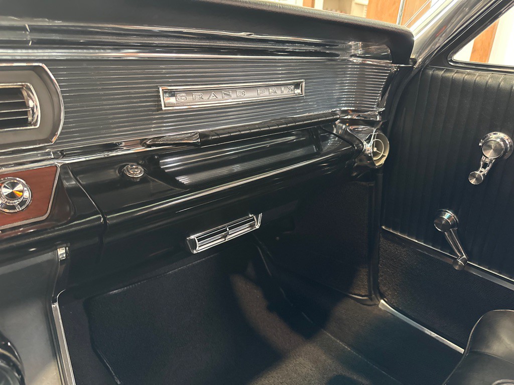 1964 Pontiac Grand Prix Image 20