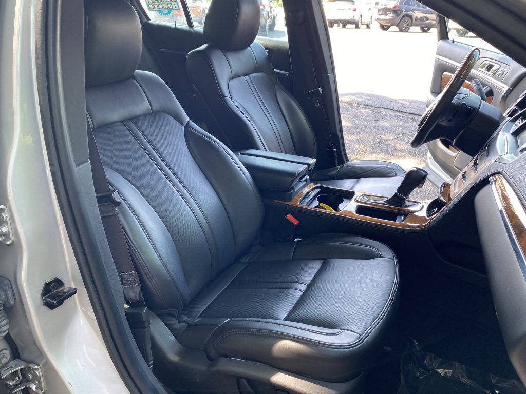 2015 Lincoln MKS Image 12