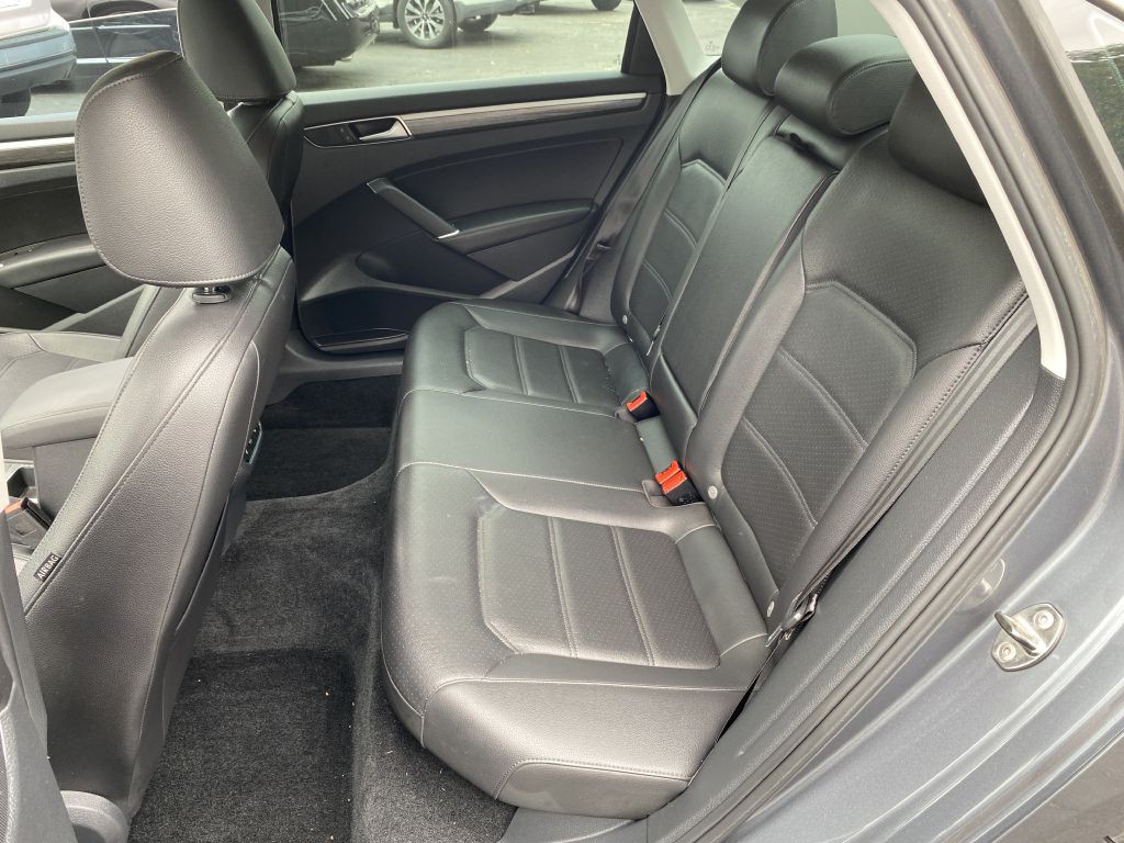 2017 Volkswagen Passat Image 10