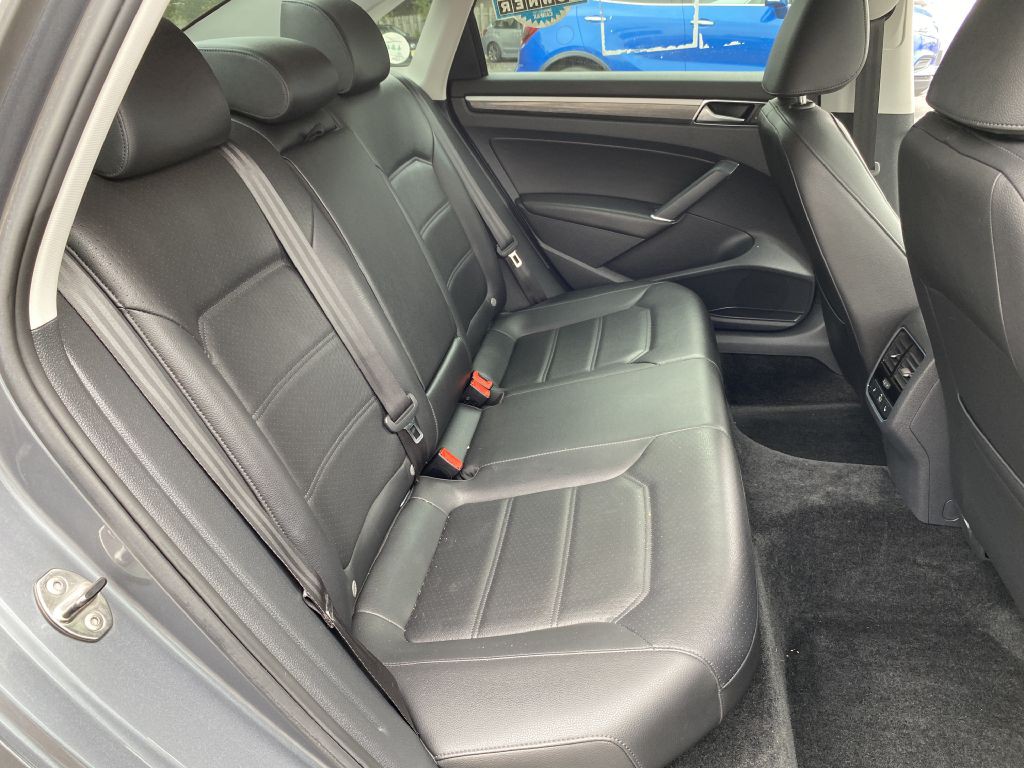 2017 Volkswagen Passat Image 11